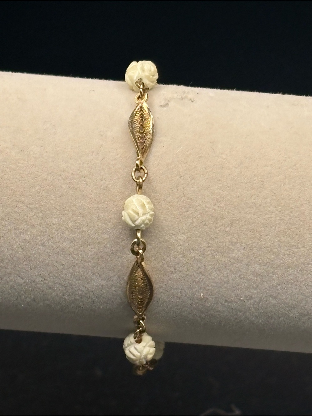 1970 Sarah Coventry "Filigree Ivory" link bracelet (Design No. 9240)